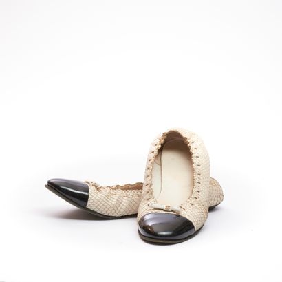 CHANEL. 
Paire de ballerines en cuir vernis...