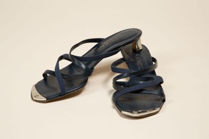 CHANEL - T. : 37,5. 
Paire de sandales en...