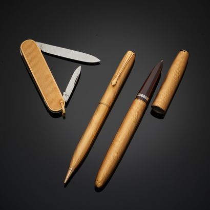 Ensemble en or 18k comprenant :
- stylo plume,...