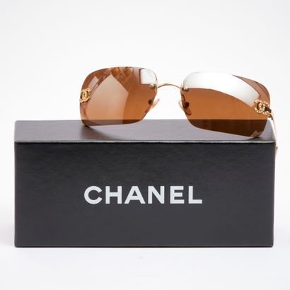 CHANEL. 
Paire de lunettes de soleil, les...