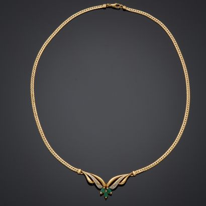 Collier en or jaune 18k, le motif central...
