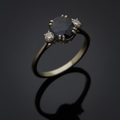 Bague en or gris 18k présentant un saphir...
