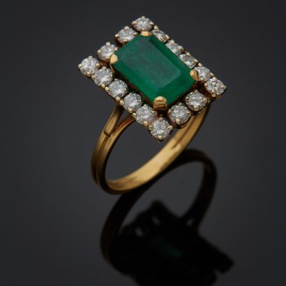 Bague en or jaune 18k sertie d'une émeraude...