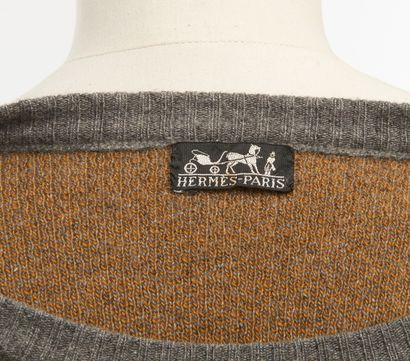 HERMES, Paris.
Pull Homme en cachemire marron...
