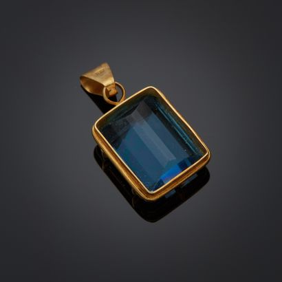 Pendentif en or jaune 18k serti d'une pierre...