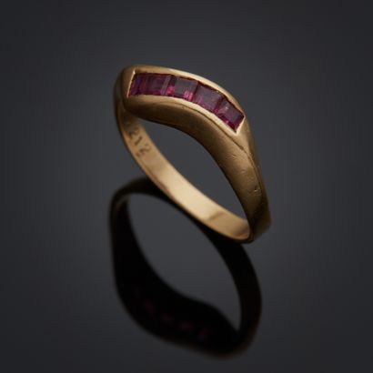 Bague en or jaune 14k, sertie de cinq rubis...