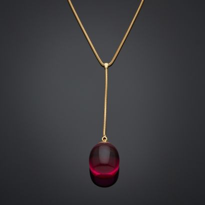 BACCARAT.
Collier en or jaune 18k retenant...