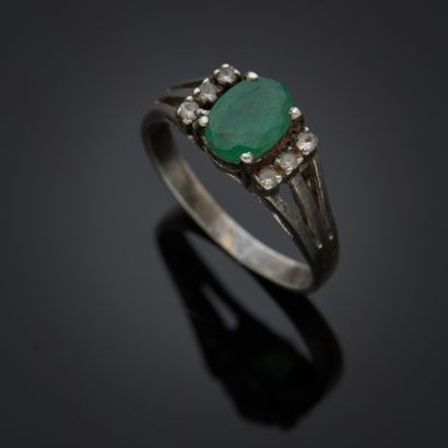 Bague en or gris 325 millièmes, ornée d'une...