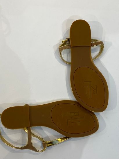 RALPH LAUREN.
Paire de sandales en nubuck...