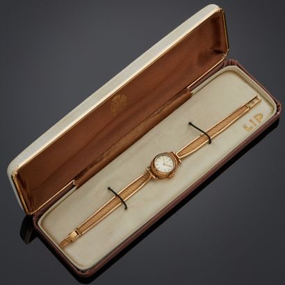 LIP.
Montre bracelet en or jaune 18k, boîtier...