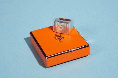 HERMÈS.
Bague chevalière en argent 950 millièmes,...