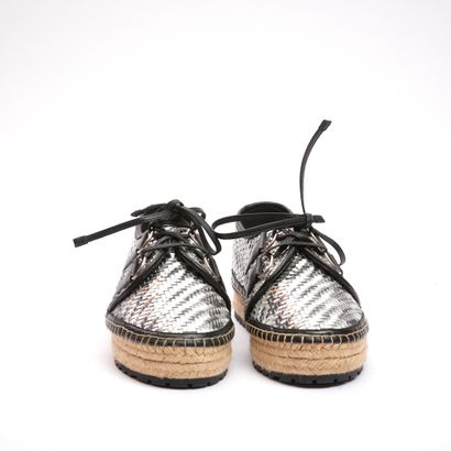 CHRISTIAN DIOR.
Paire de chaussures à lanières...