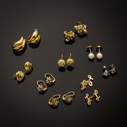 Ensemble de neuf paires de boucles et boutons...