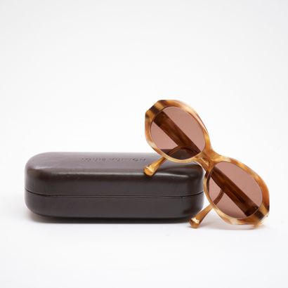 LOUIS VUITTON.
Paire de lunettes de soleil...