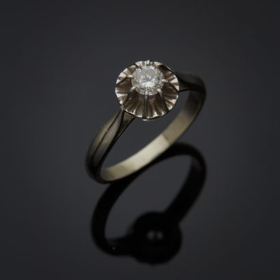 Bague solitaire en or gris 18k et platine...