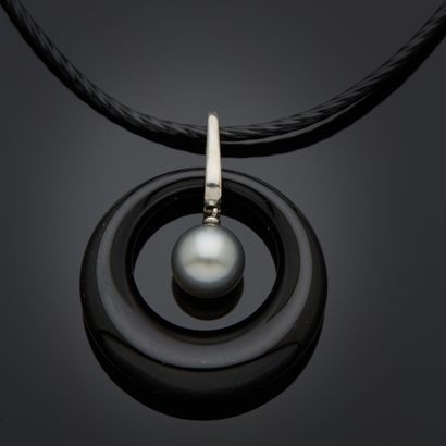 BACCARAT.
Pendentif anneau en cristal noir,...