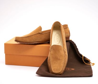 Tod's. 
Paire de mocassins en daim cognac...