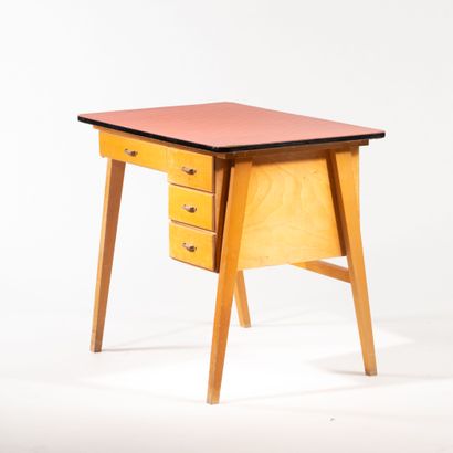 Bureau plat en bois, le plateau en formica...