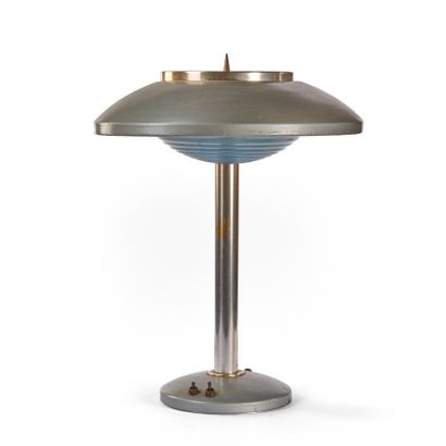 Travail moderniste.
Lampe de table à fût...