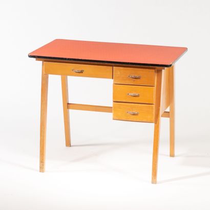 Bureau plat en bois, le plateau en formica...