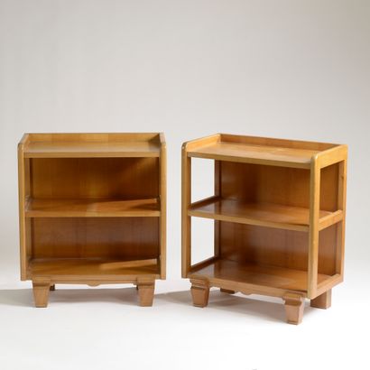 Paire d'étagères en frêne à trois plateaux,...