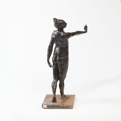 Ecole moderne.
Nu féminin au bras tendu.
Sculpture...