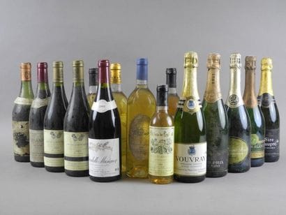 Ensemble de 14 bouteilles et une demi