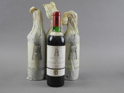 4 bouteilles CH. LATOUR, 1° cru Pauillac...