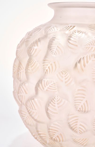 René LALIQUE (1860-1945). 
Blown-molded white...