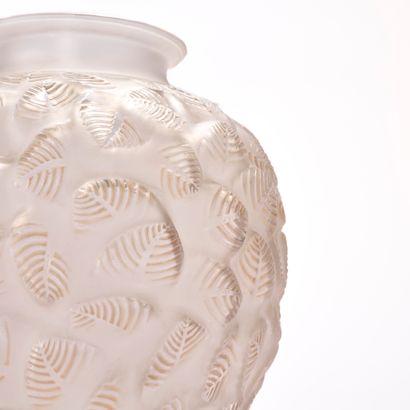René LALIQUE (1860-1945). 
Blown-molded white...