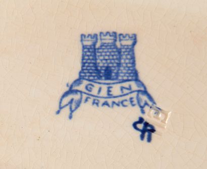 GIEN.
Partie de service de table en faïence...
