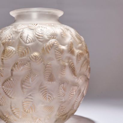 René LALIQUE (1860-1945). 
Blown-molded white...