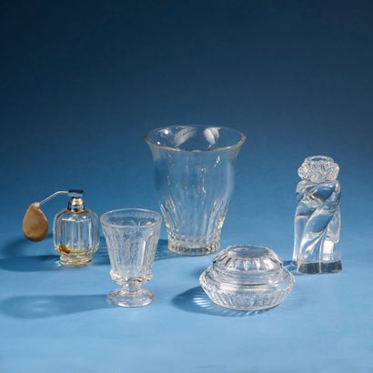BACCARAT.
Cinq pièces en cristal :
- Vase...