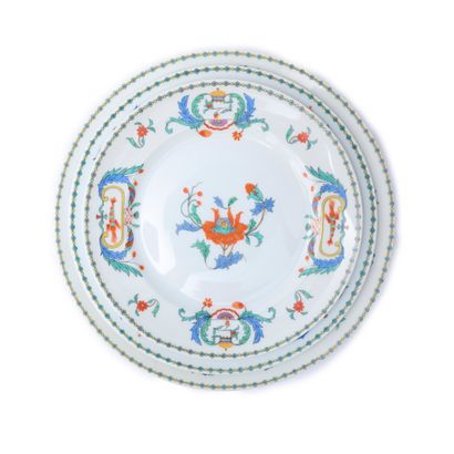 Partie de service de table en porcelaine...