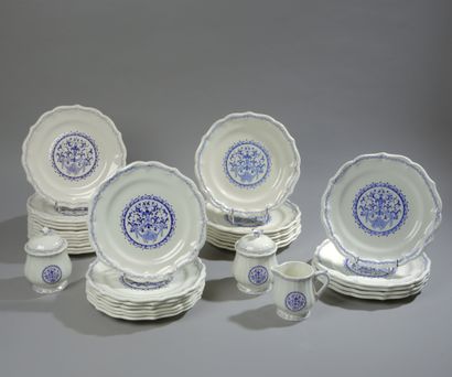 GIEN
Suite de 30 petites assiettes en faience...