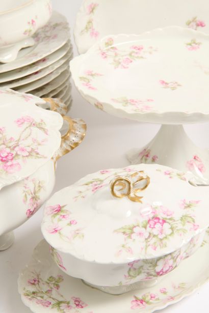 HAVILAND.
Partie de service de table en porcelaine...