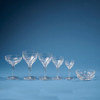 BACCARAT.
Partie de service de verres en...