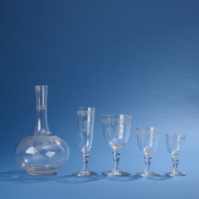 Set of engraved crystal glasses decorated...