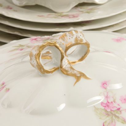 HAVILAND.
Partie de service de table en porcelaine...