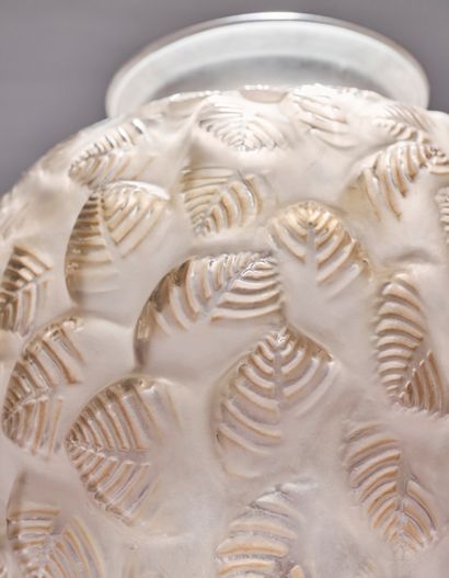 René LALIQUE (1860-1945). 
Blown-molded white...