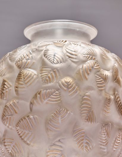 René LALIQUE (1860-1945). 
Blown-molded white...