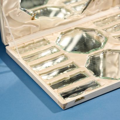 CRISTAL DE BAYEL (Champagne).
Modular centerpiece...