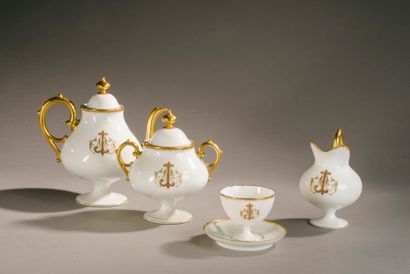 Partie de service à thé en porcelaine blanche...