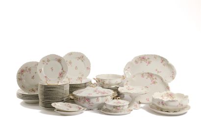 HAVILAND.
Partie de service de table en porcelaine...