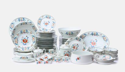 Partie de service de table en porcelaine...