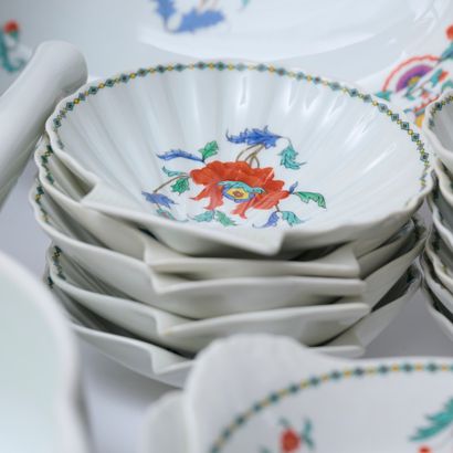 Partie de service de table en porcelaine...