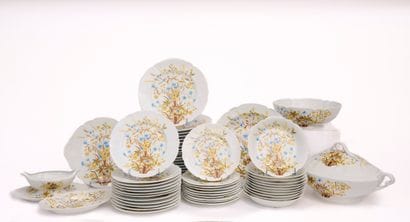 LIMOGES.
Partie de service de table en porcelaine...