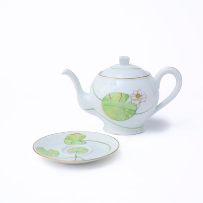 HERMÈS, Paris. 
Théière en porcelaine émaillée...