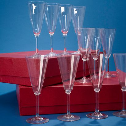 BACCARAT. 
Suite de douze flûtes à Champagne...