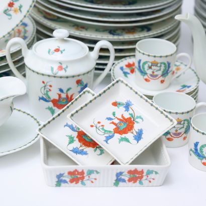 Partie de service de table en porcelaine...
